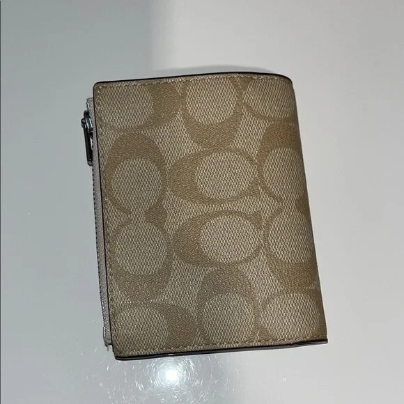 Coach Beige Signature Wallet NWOT - Picture 2 of 8
